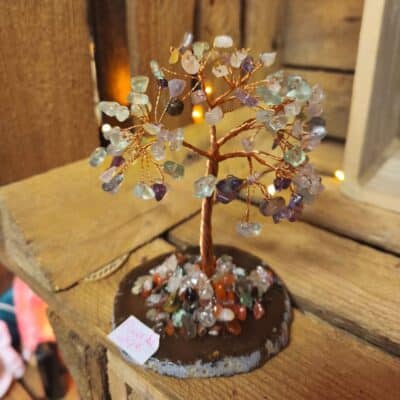 Petit Arbre Fluorine Rainbow AA sur tranche d'Agate